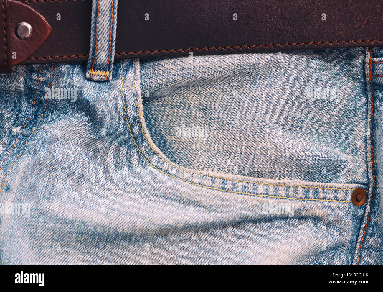 Blue jeans con correa. Cerca. Foto de stock