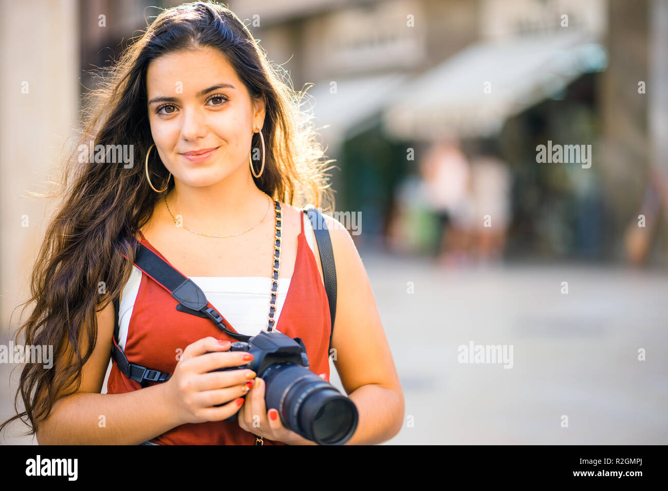 Retrato de adolescente sujetando la cámara semiprofesional con espacio de  copia Fotografía de stock - Alamy