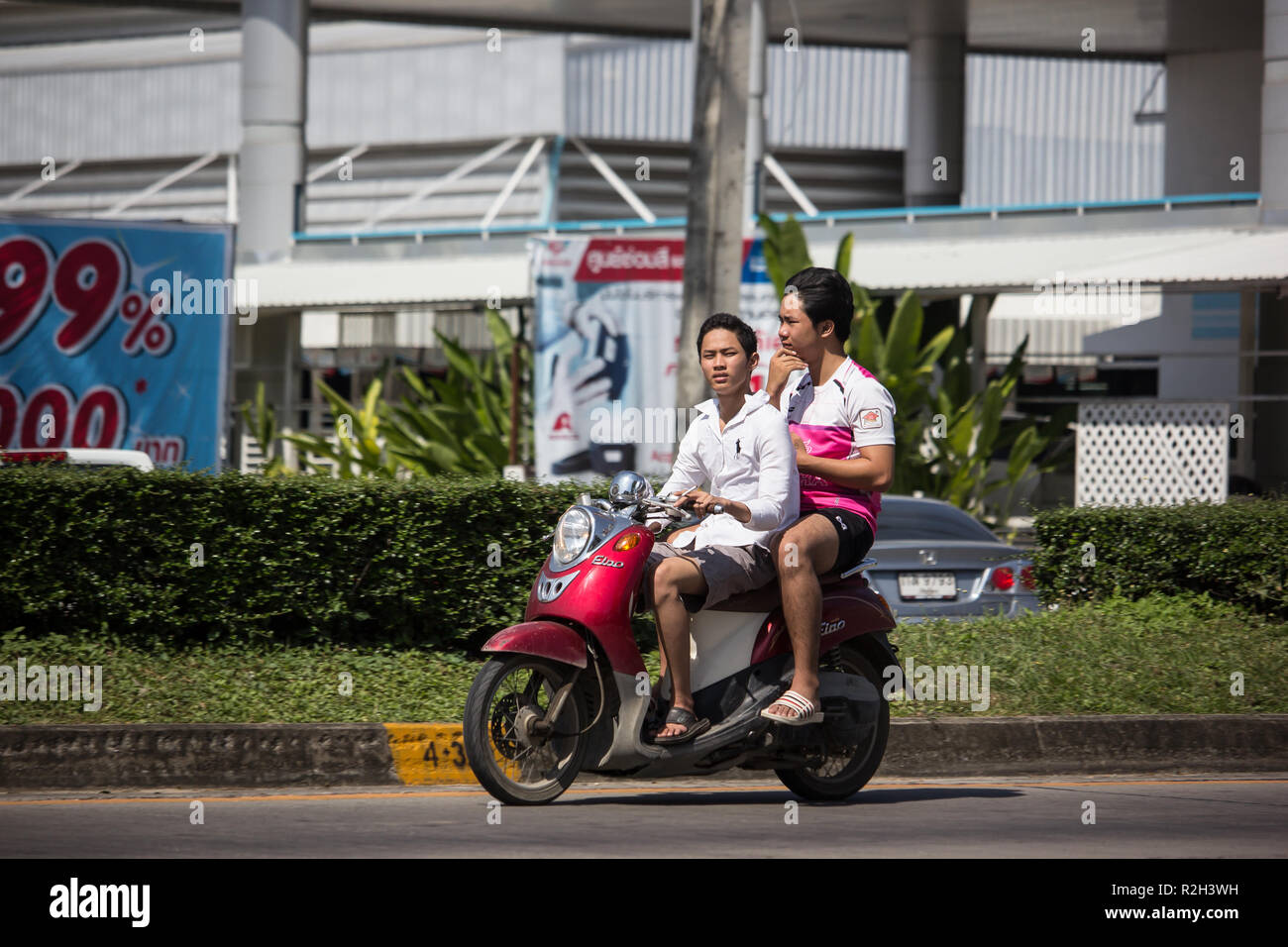 Chiangmai, Tailandia - 8 de noviembre de 2018: la gente en moto Yamaha fino.  Foto en la carretera no.121 a unos 8 km del centro de la ciudad de Chiang  Mai, Tailandia