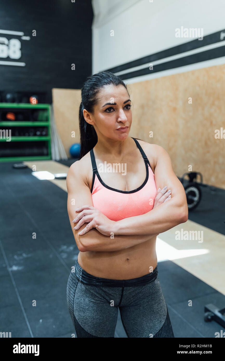 Mujer joven posando deportiva gimnasio - alimentación, musculoso, deportivo concepto Foto de stock