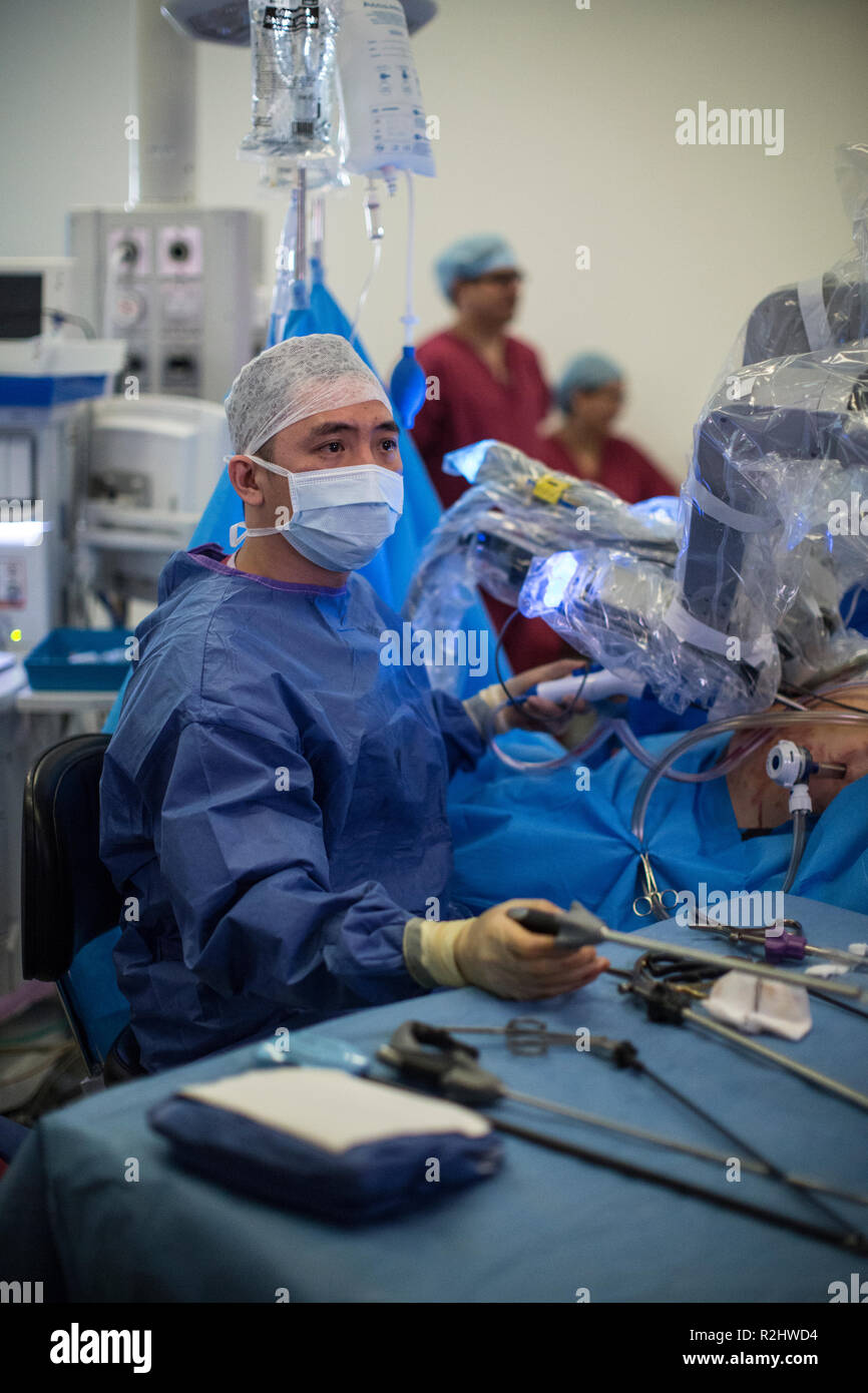Cirujano especializado en robótica da Vinci Xi robot funcionando un procedimiento quirúrgico de extracción de una vejiga en el University College Hospital de Londres, Londres, Inglaterra, Reino Unido. Foto de stock