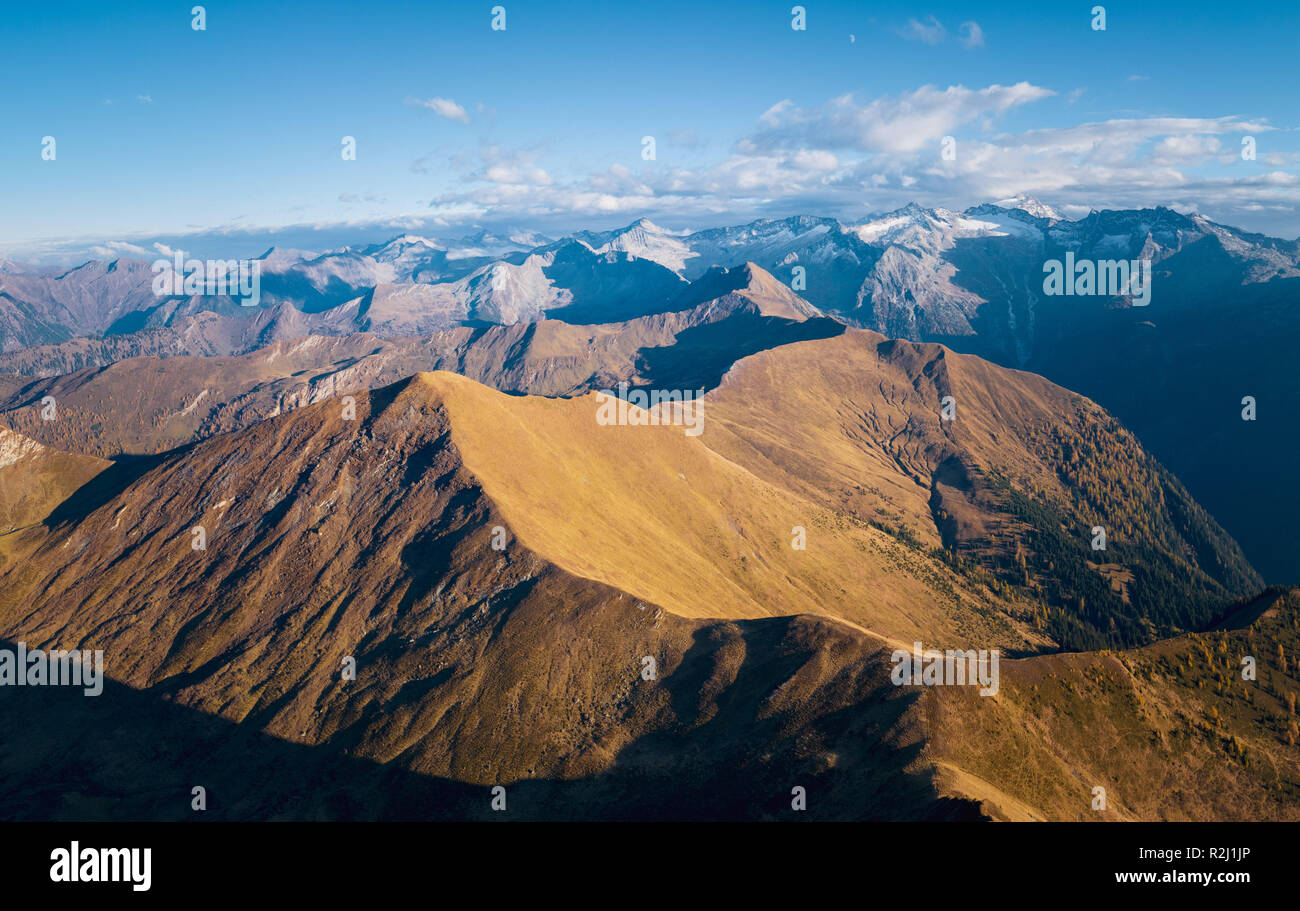 Las crestas de las montañas alpinas en Alpes Austriacos cerca de Gastein, Salzburgo, Austria Foto de stock