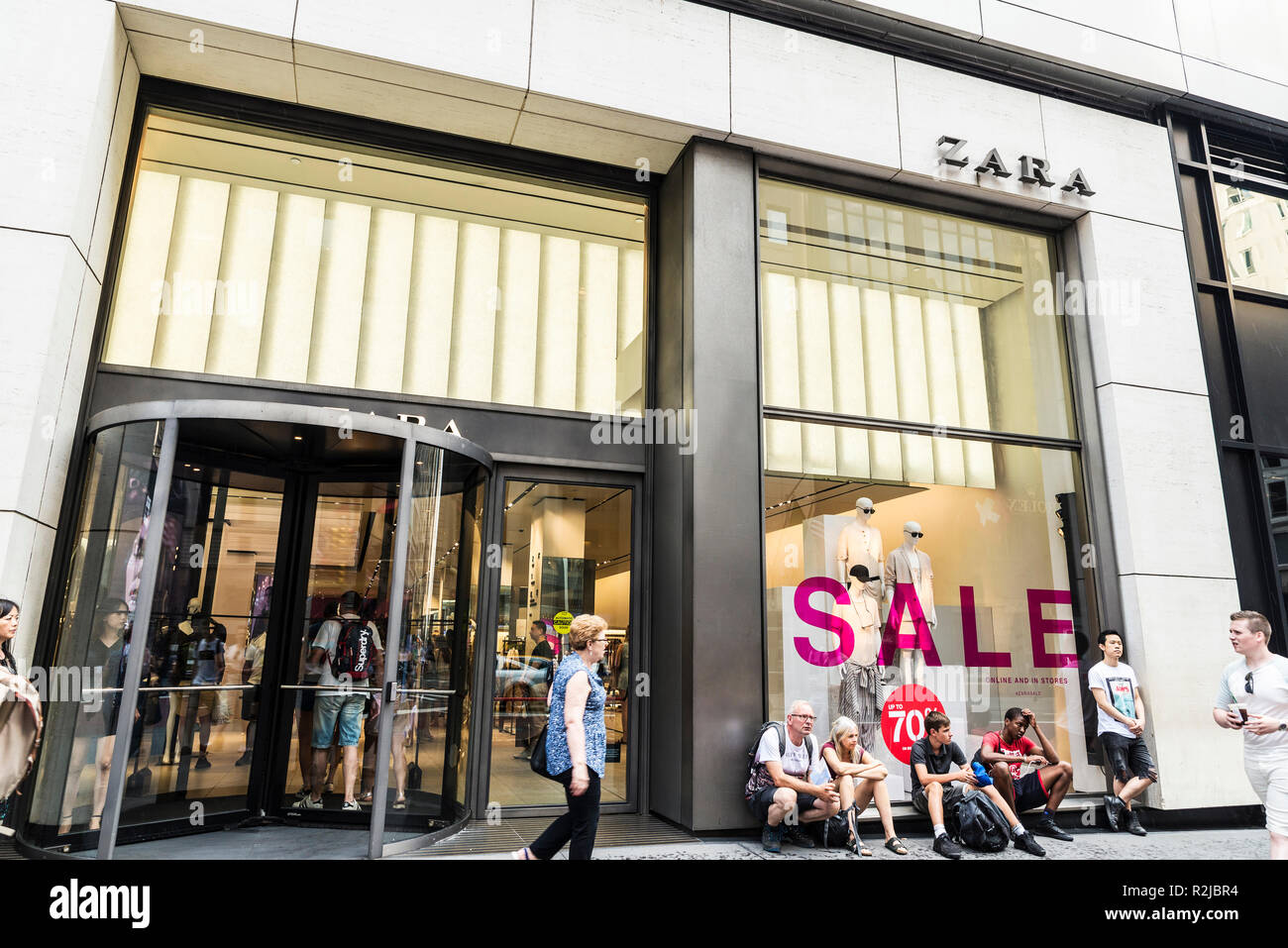 La Ciudad de Nueva York, Estados Unidos - 28 de julio de 2018: tienda de  ropa de Zara en la Quinta Avenida (5th Avenue) con personas alrededor de  Manhattan, en la Ciudad