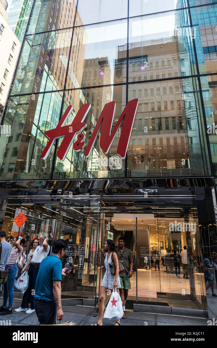 La Ciudad de Nueva York, Estados Unidos - 28 de julio de 2018: H&M tienda  de ropa, en la Quinta Avenida (5th Avenue) con personas alrededor de  Manhattan, en la Ciudad de