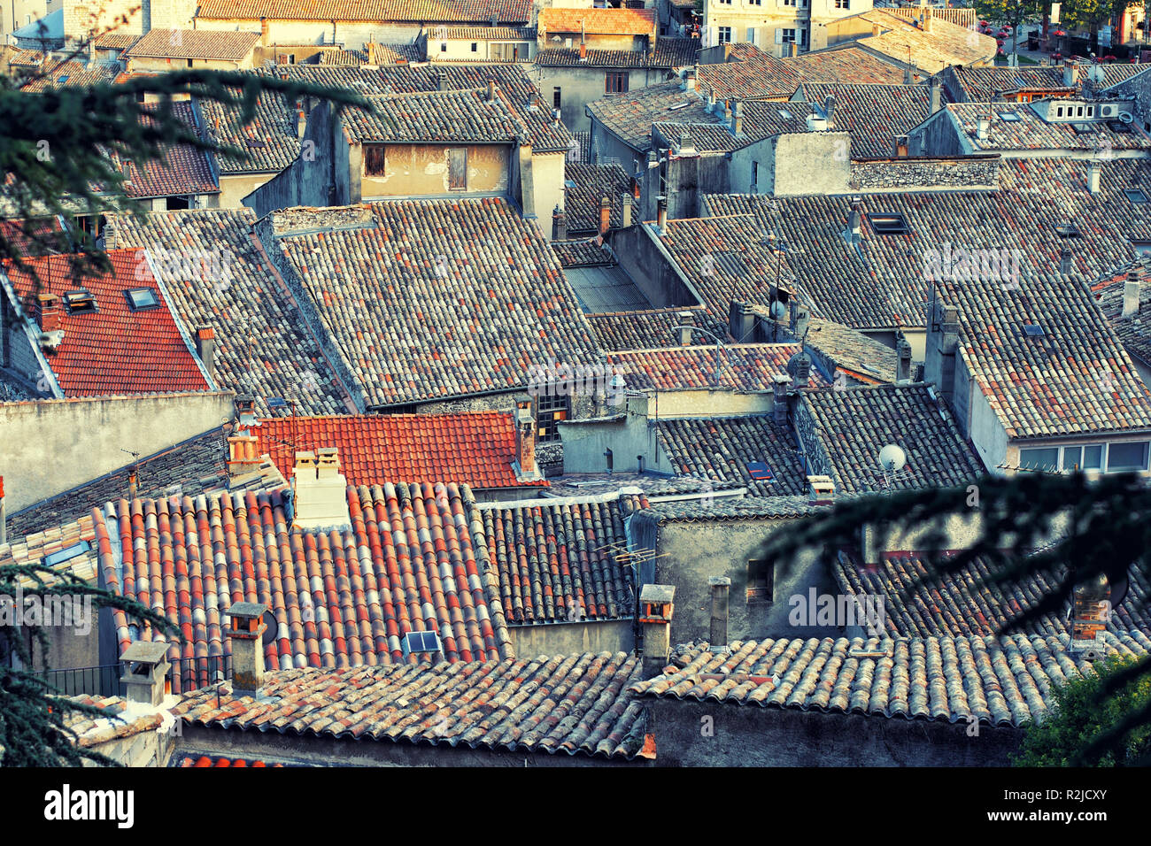 Densamente situados los edificios con techos de teja roja de Niza Foto de stock