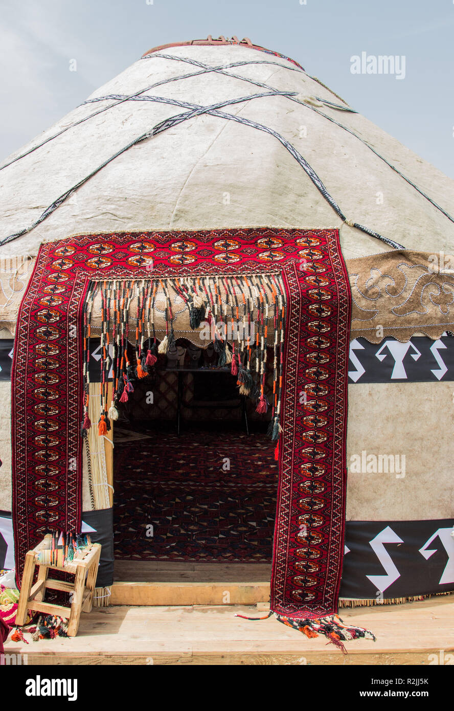 Yurt es una carpa circular del fieltro o pieles sobre un marco plegable,  utilizada por los nómadas en Mongolia, Siberia, y Turquía Fotografía de  stock - Alamy