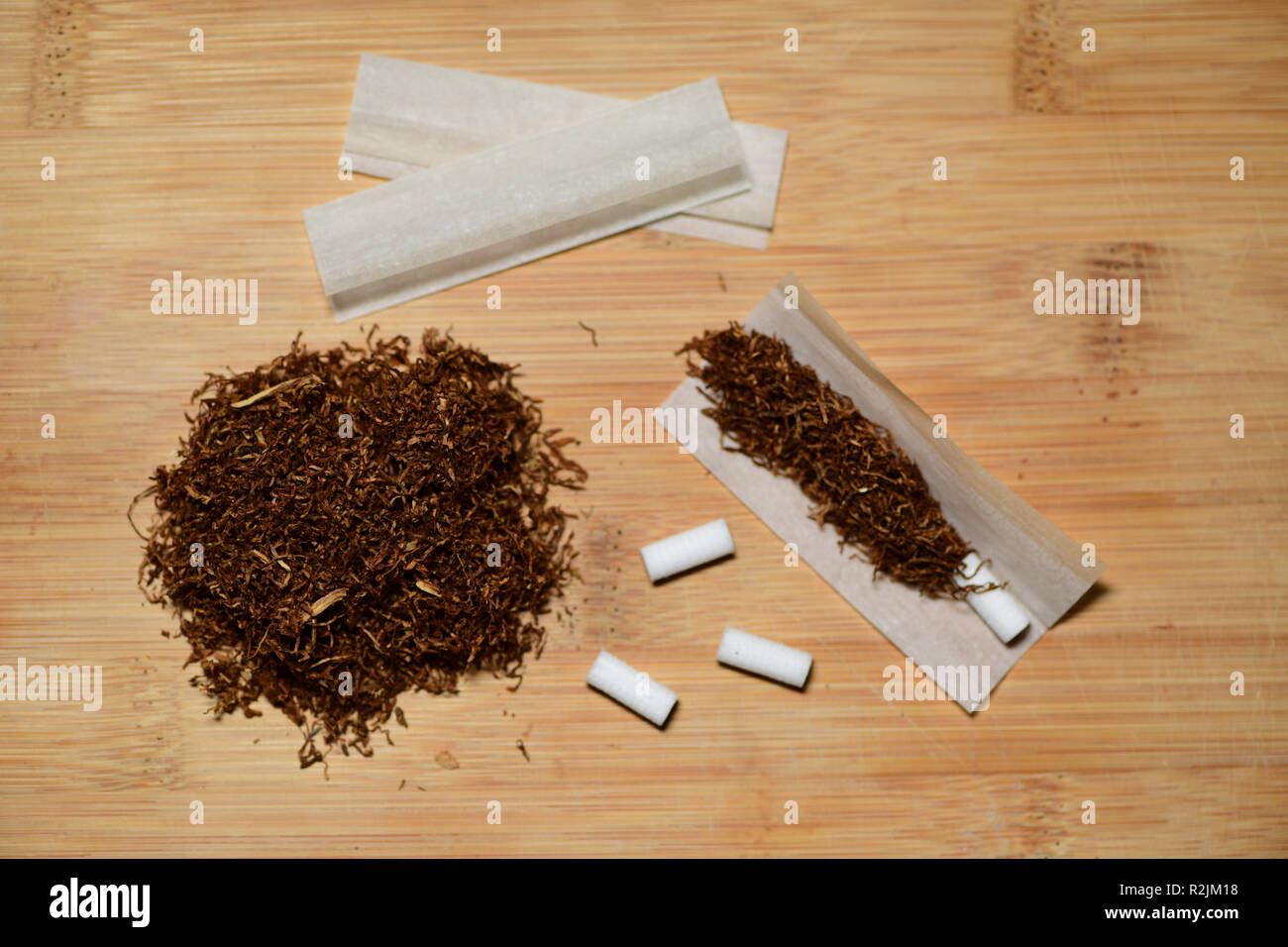 Mano el tabaco de liar, papel y filtros para hacer los cigarrillos