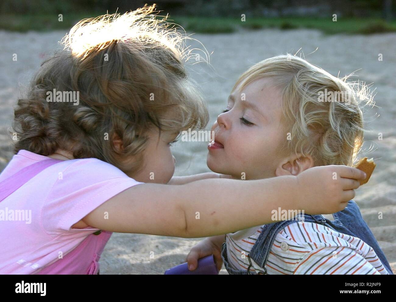 Amor de infancia Foto de stock