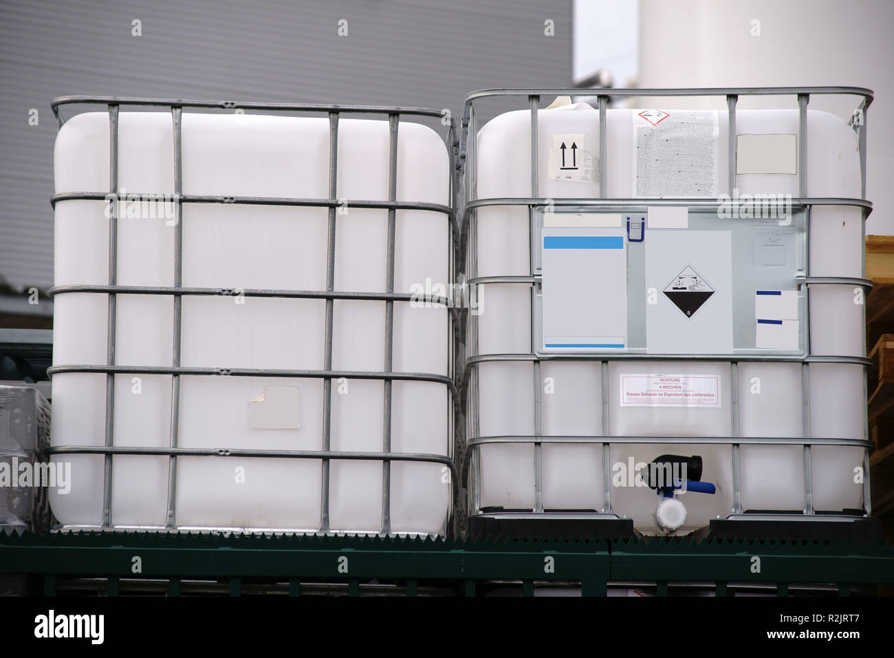 Los grandes contenedores de plástico a prueba de ácido para el transporte de productos químicos, ácidos y corrosivos Foto de stock