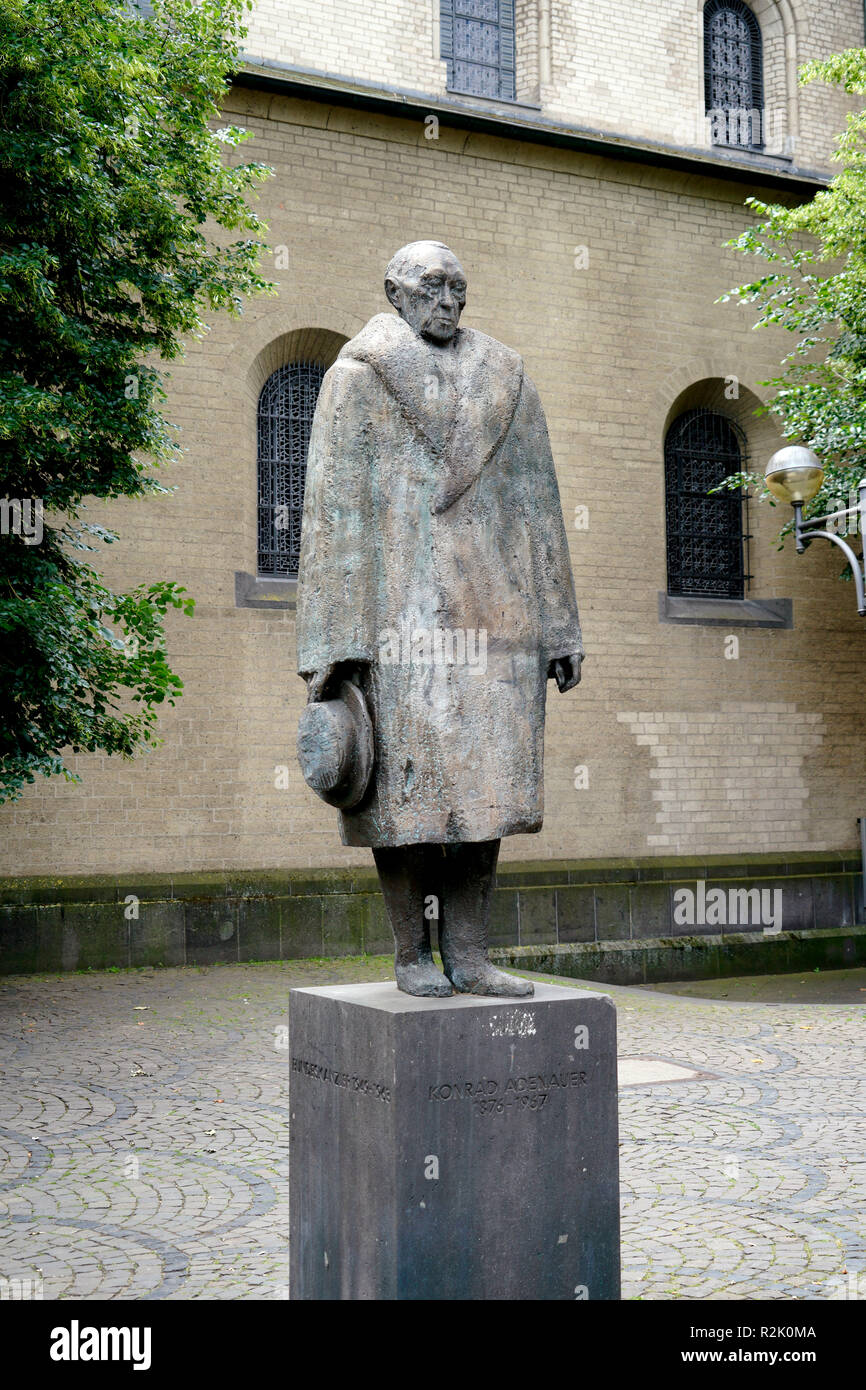 Alemania, en Renania del Norte-Westfalia, Colonia, Monumento a Konrad Adenauer, el primer Canciller alemán de la República Federal de Alemania, en la parte delantera de St. Aposteln Foto de stock