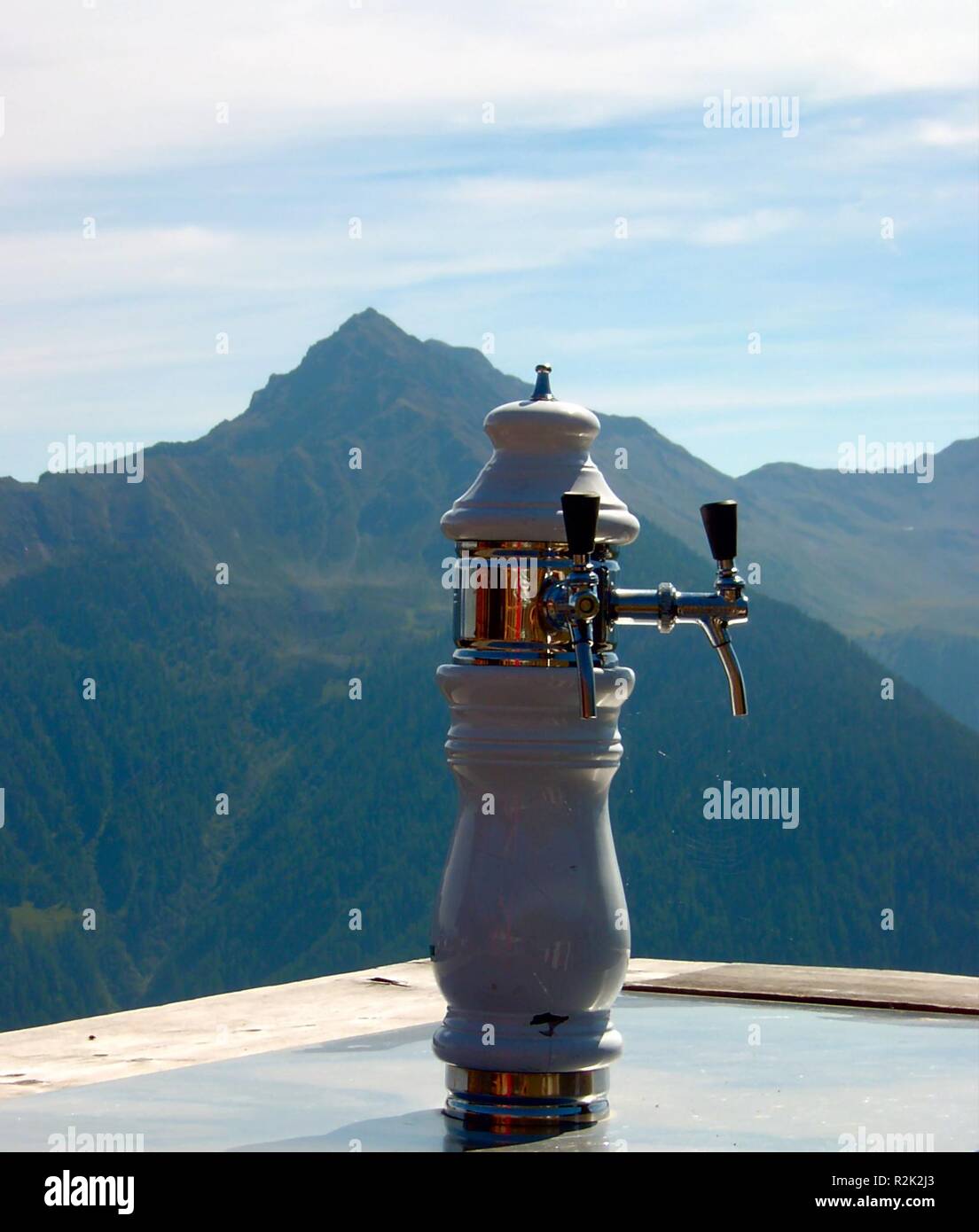 Sobre las montañas y la cerveza Fotografía de stock - Alamy