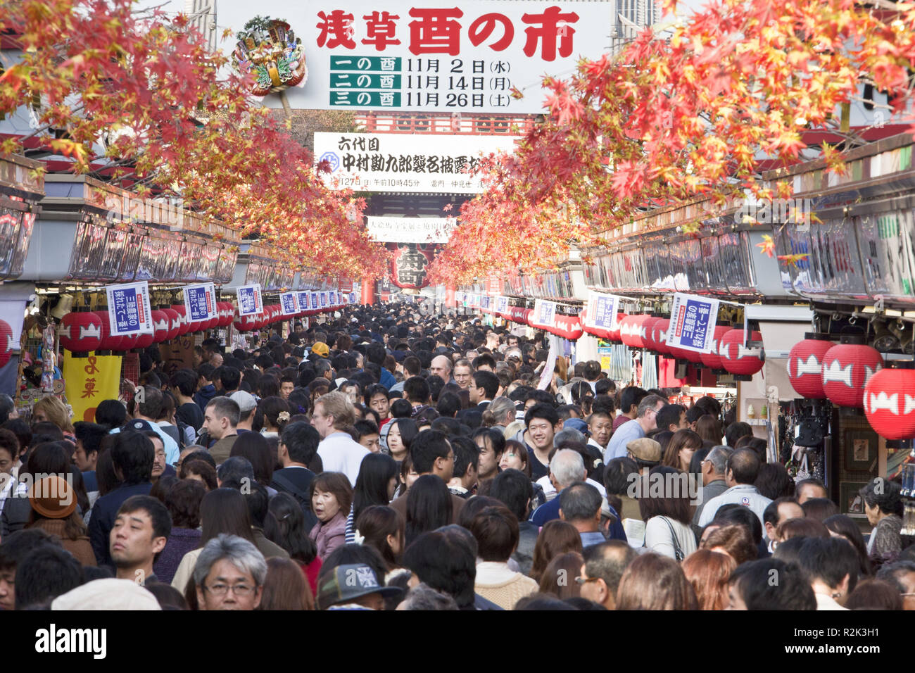 Japón, Tokio, distrito de Asakusa, calle comercial, ocupado Foto de stock