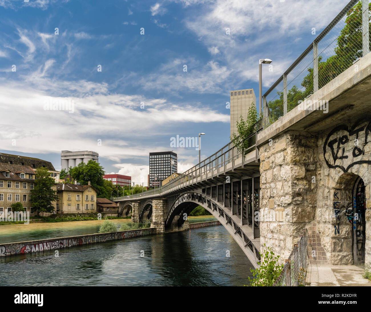 Antiguo viaducto ferroviario sobre el Limmat en Zurich West Foto de stock