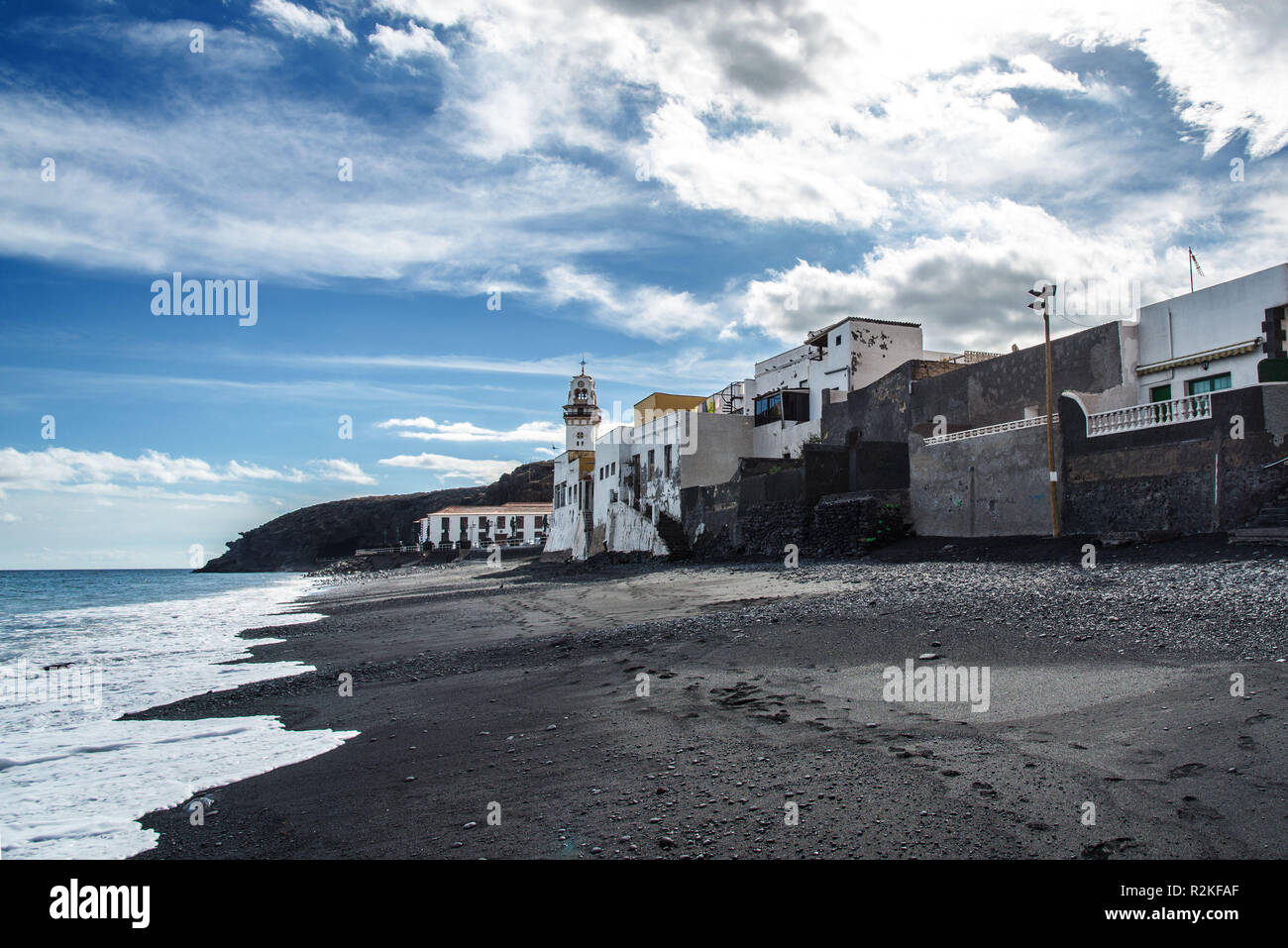 Playa de arena con vistas a Candelaria, una pequeña comunidad en la costa noreste de la isla de Tenerife. Foto de stock