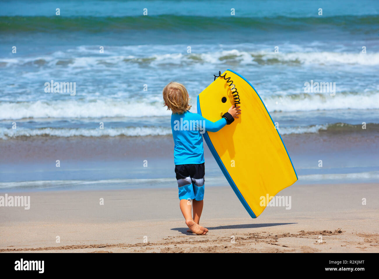 rastro Flecha Dar derechos Baby Boy - little surfer ejecutar con bodyboard al mar para cabalgar sobre  las olas. Active la vida familiar, los niños lecciones de natación,  actividades acuáticas Fotografía de stock - Alamy