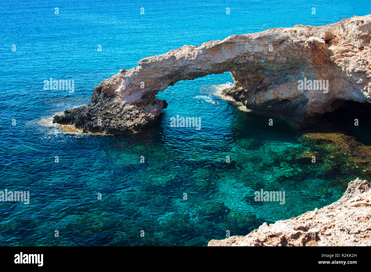 Clouseup de Agia Napa, Chipre, hito natural amor Bridge. Cerca de los acantilados de piedra amarilla transparente cristalina agua verde increíble. Caliente su despejado Foto de stock
