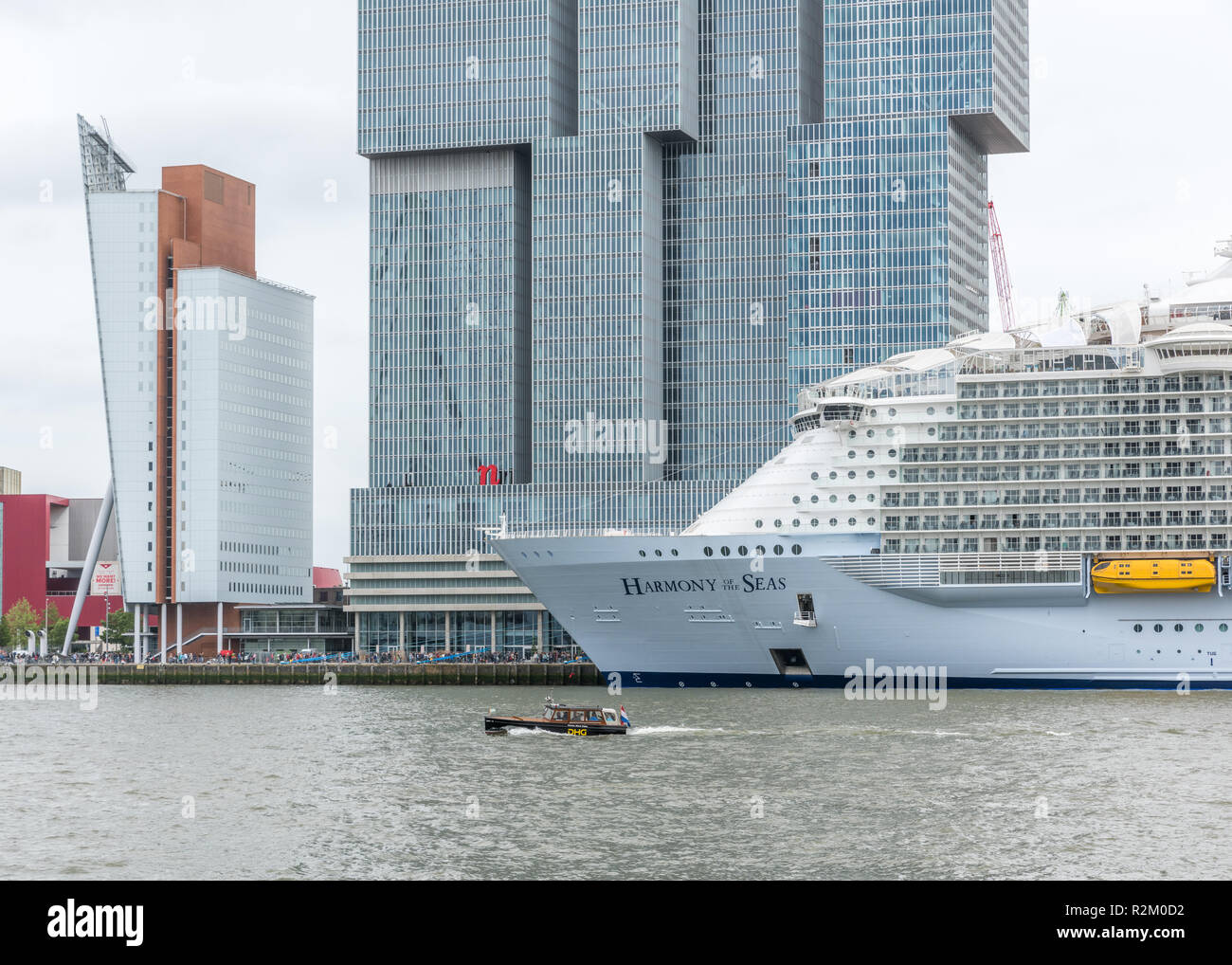 ROTTERDAM, PAÍSES BAJOS - 24 de mayo de 2016: El barco de cruceros mas grande del mundo, la armonía de los mares amarrados en el Wilhelminapier en Rotterdam el 2 de mayo Foto de stock