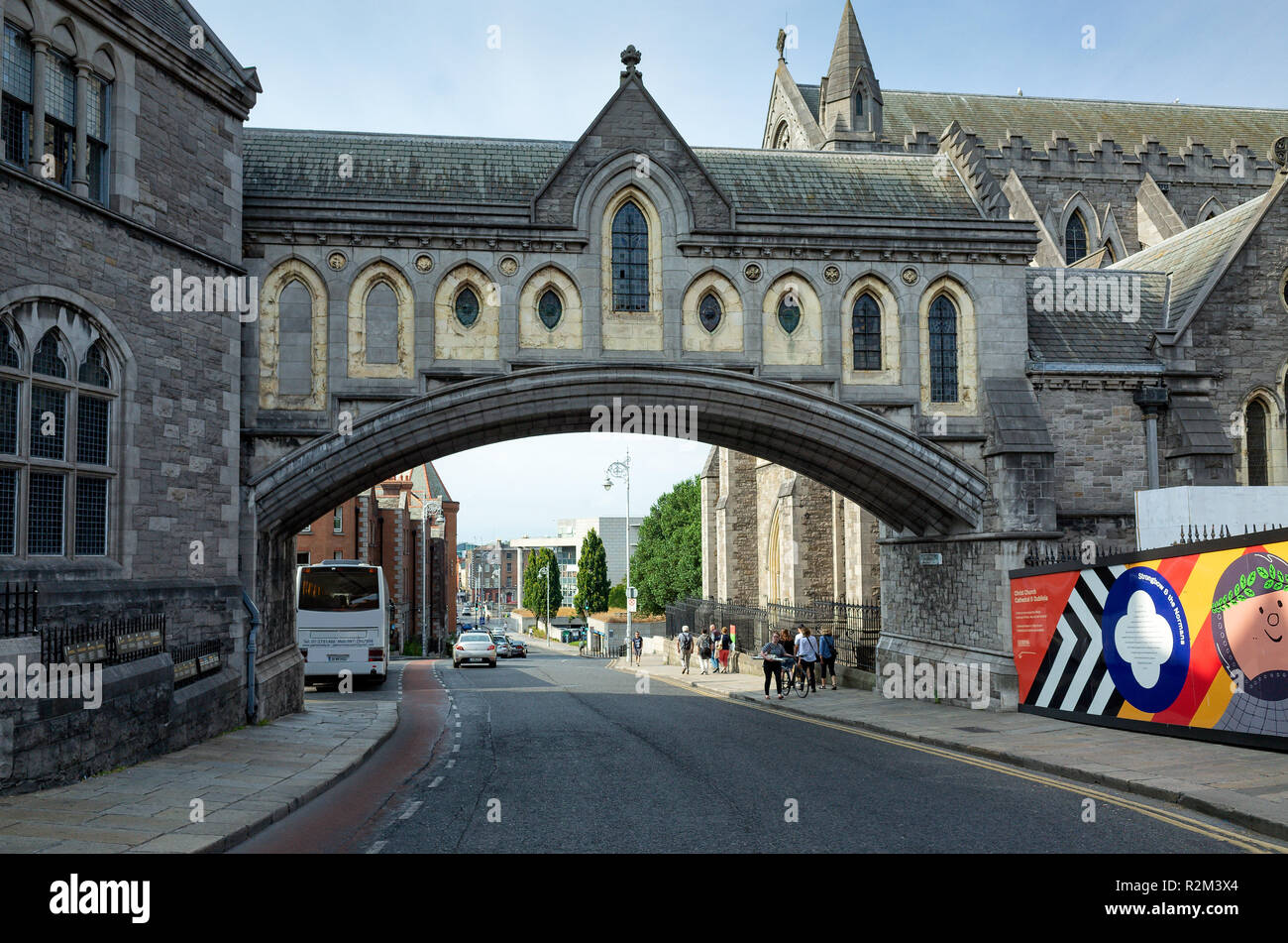 Dublín, Irlanda - 05 de julio 2018: El arco de la Iglesia Catedral de Cristo en Dublín durante el día Foto de stock