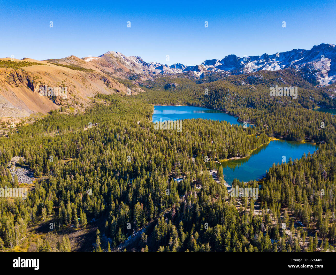 Una antena paisaje de Twin Lakes y las montañas de los alrededores situado en Mammoth Lakes, California, EE.UU. Foto de stock