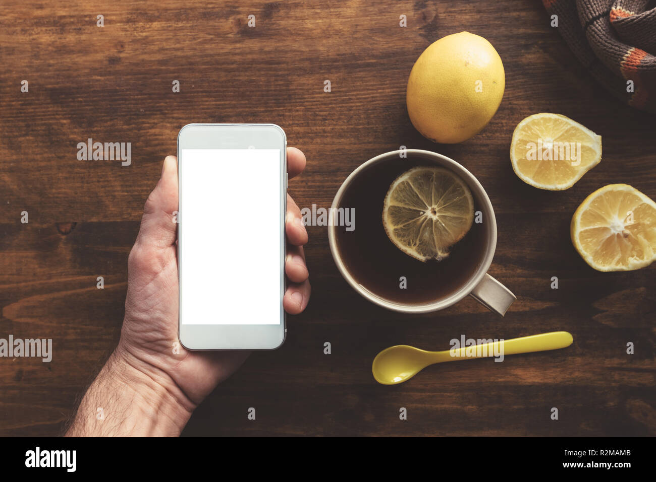 A través de teléfono móvil y beber té, vista superior de maquetas copiar el espacio en blanco con pantalla táctil Foto de stock
