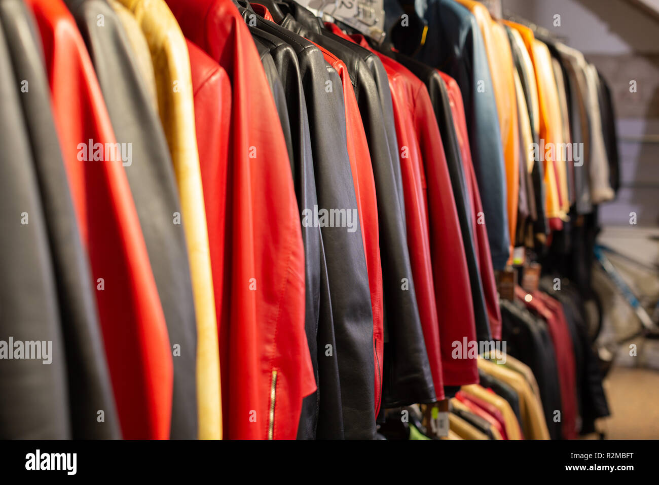 Colección de chaquetas de cuero ropa en perchas en la tienda Fotografía de  stock - Alamy