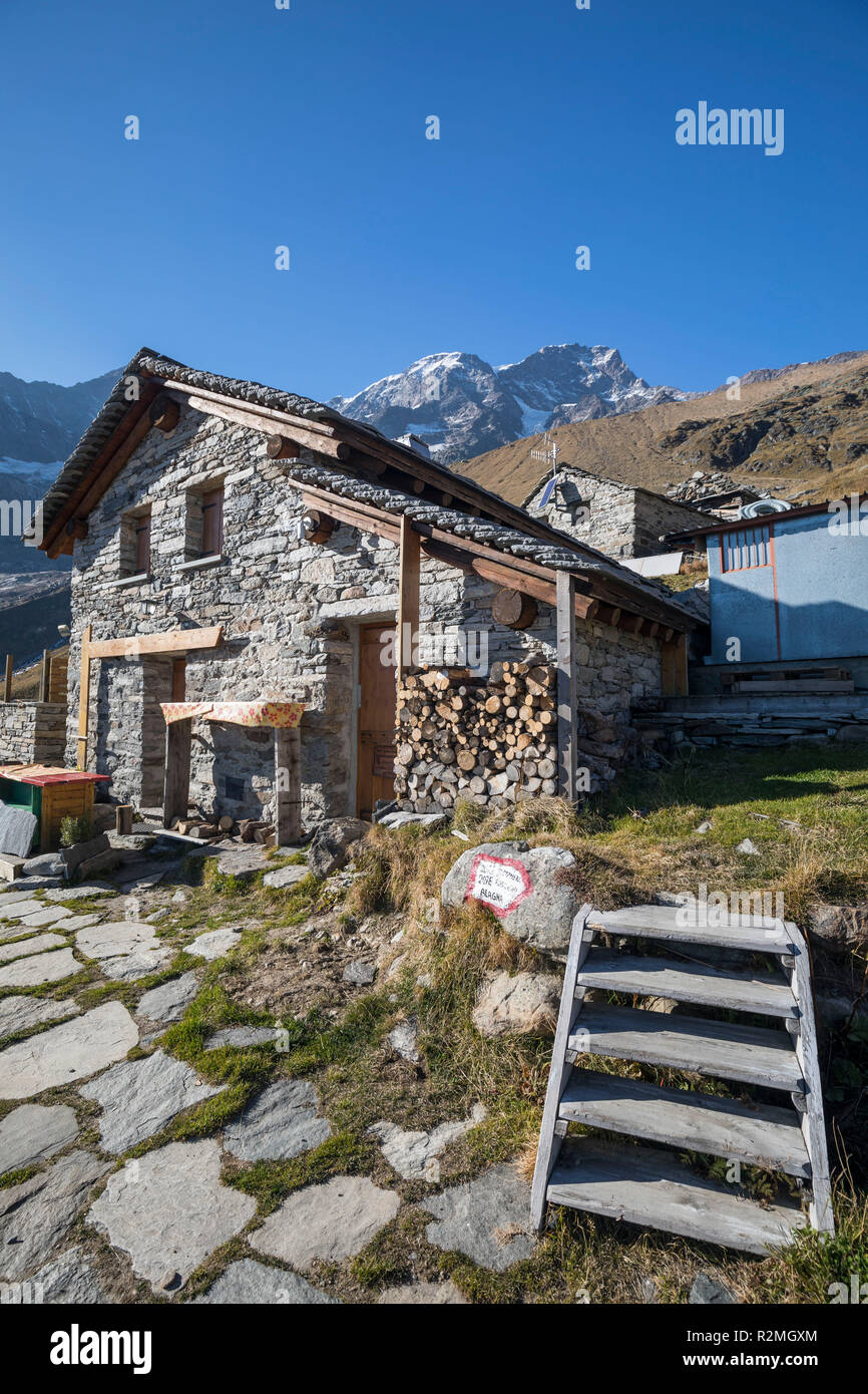 Rifugio Barba Ferrero, detrás del macizo del Monte Rosa, en el Parque Natural de Alta Valsesia, final de el valle de Alagna, valle de la aldea: Alagna Valsesia, en la provincia de Vercelli, Piamonte, Italia Foto de stock