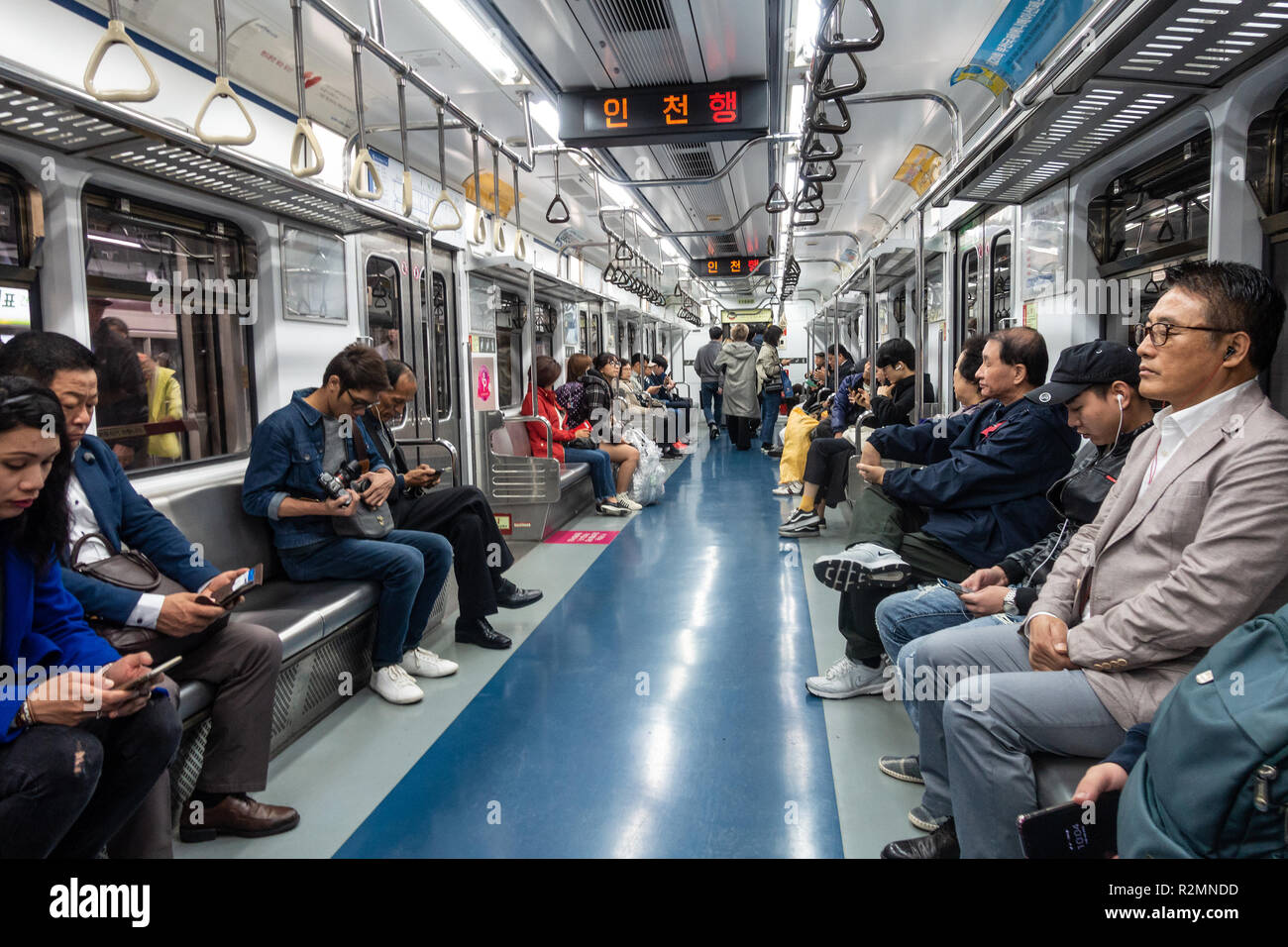 Las personas que viajan a bordo de un tren del metro de Seúl en Seúl, Corea del Sur Fotografía de stock - Alamy Las personas que viajan a bordo de un tren del metro de Seúl en Seúl, Corea del Sur Fotografía de stock - Alamy