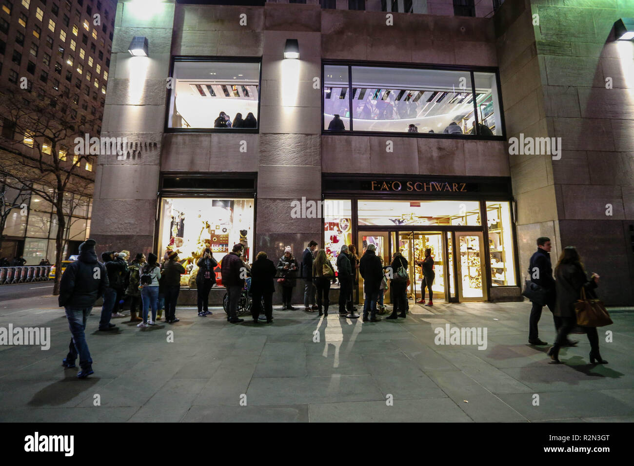 Nueva York, NUEVA YORK, ESTADOS UNIDOS. 19 Nov, 2018. Fila en la tienda de  juguetes acaba de abrir la FAO Schwarz de Nueva York la noche del lunes, el  19. Crédito: William