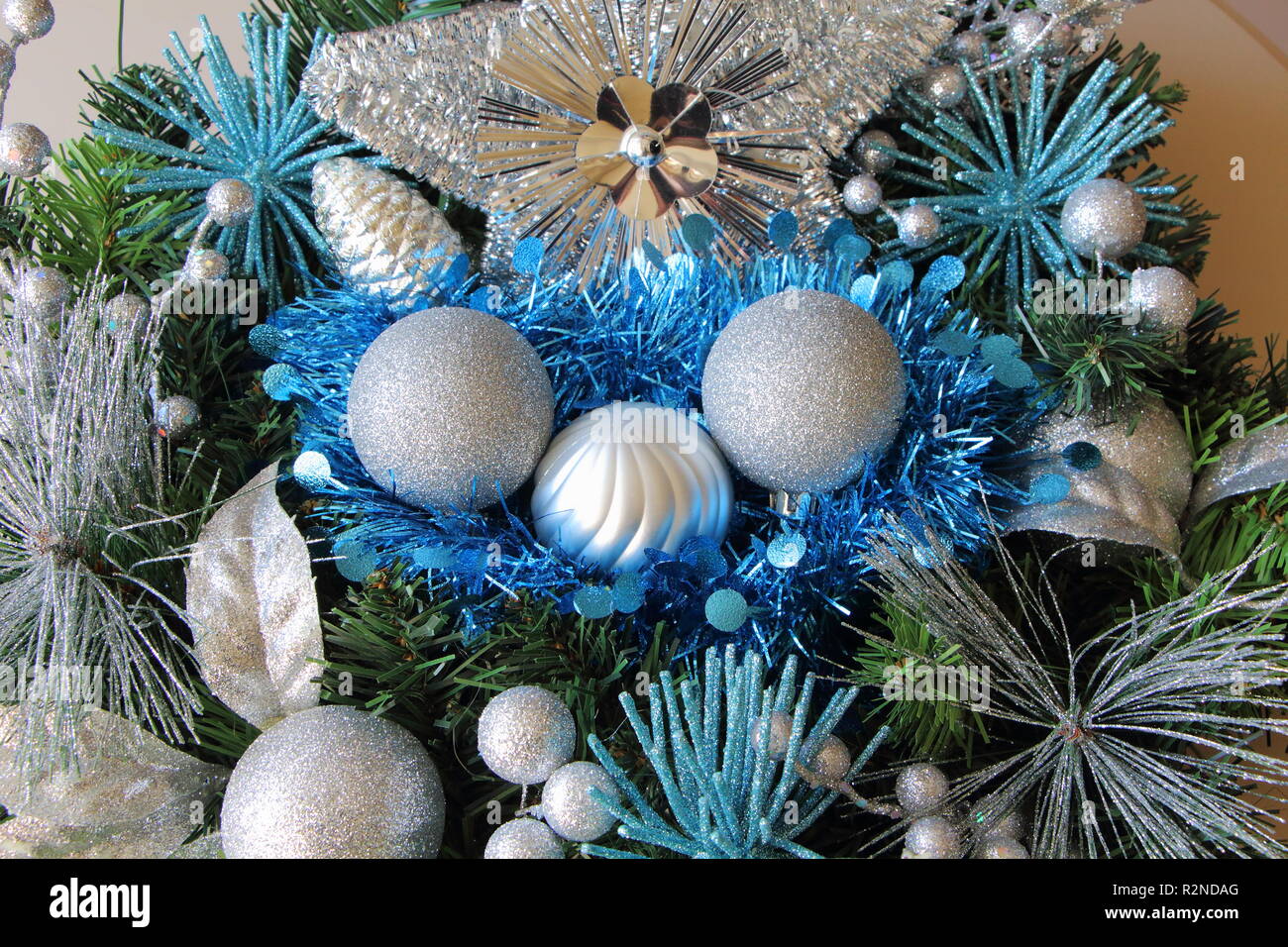 Plateado y azul chucherías guirnaldas en una guirnalda de Navidad como  decoración navideña Fotografía de stock - Alamy