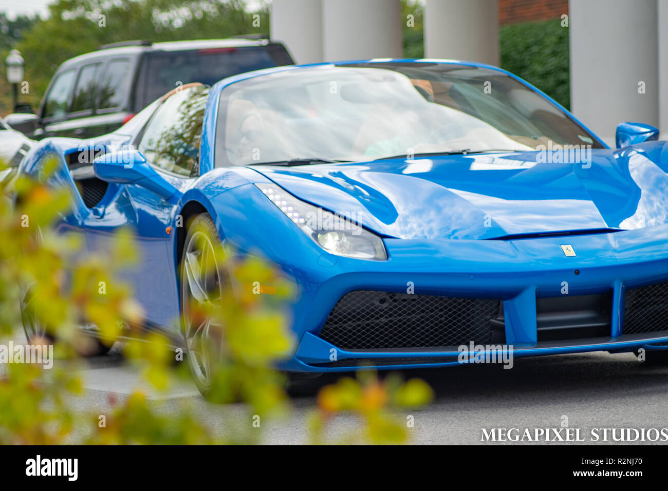 Ferrari azul brillante Foto de stock