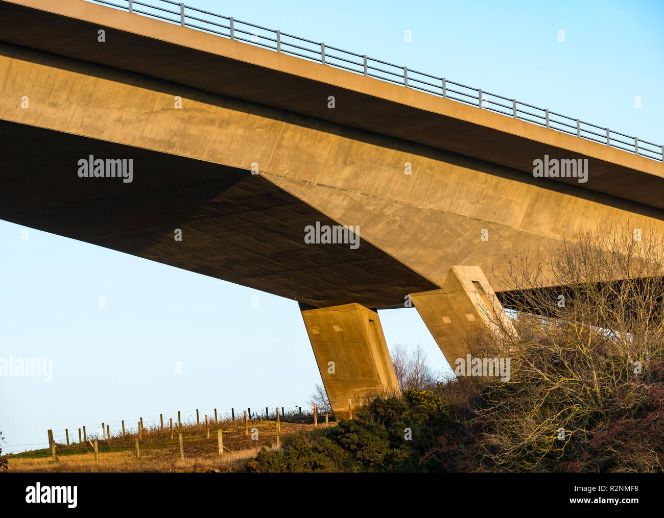 Río Tyne Bridge flyover concretos por Balfour Beatty Ingeniería Civil en la autovía A1 desde abajo, East Lothian, Escocia, Reino Unido Foto de stock