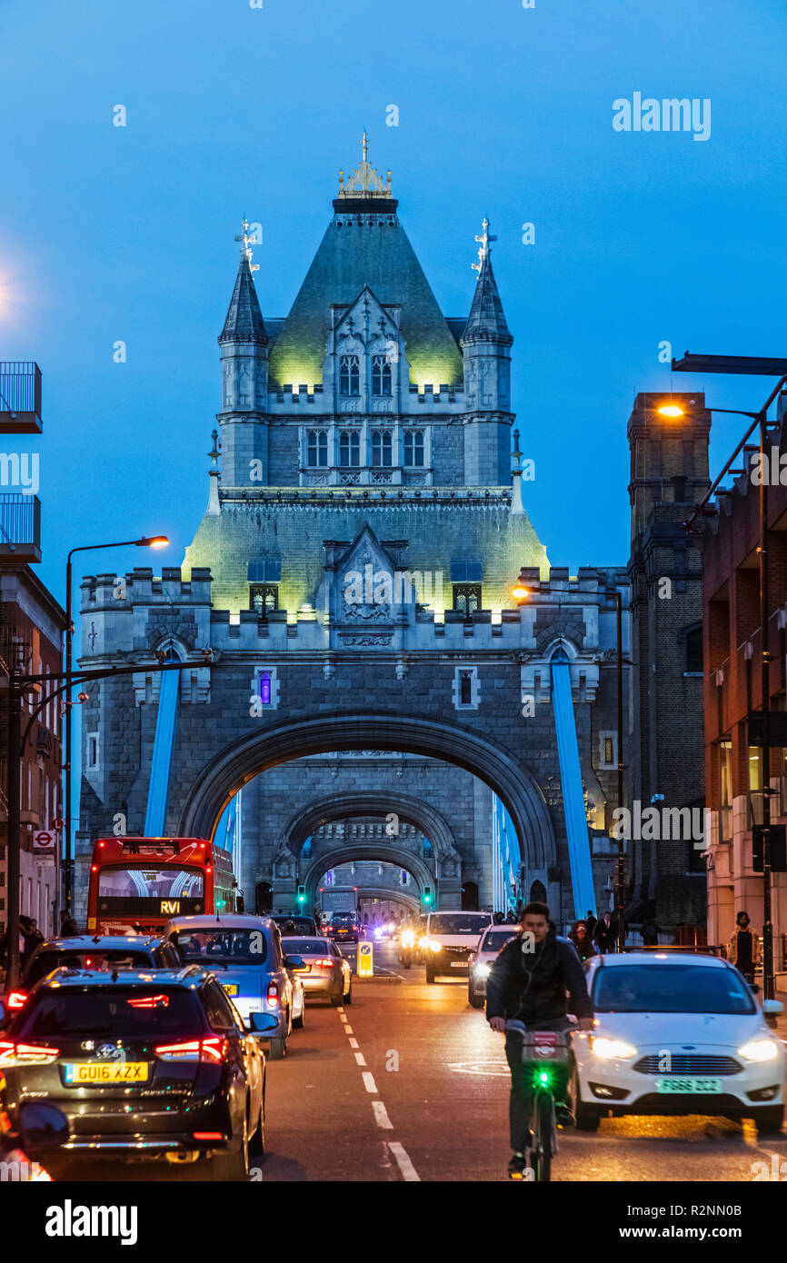 Inglaterra, Londres, Tower Bridge con la carretera y el tráfico pesado Foto de stock