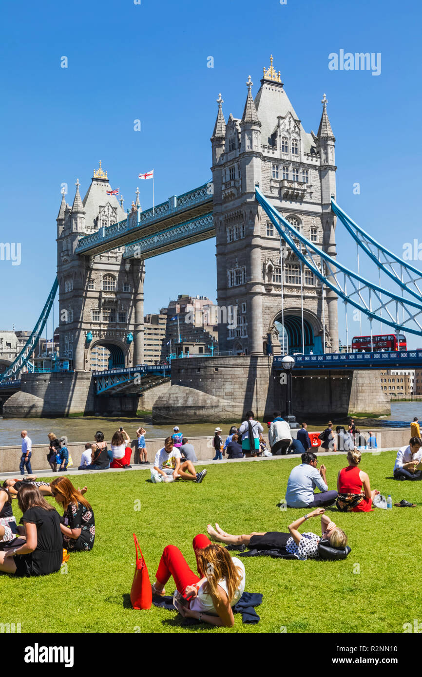 Inglaterra, Londres, la gente descansando en Potters Field Park y el Puente de la torre Foto de stock