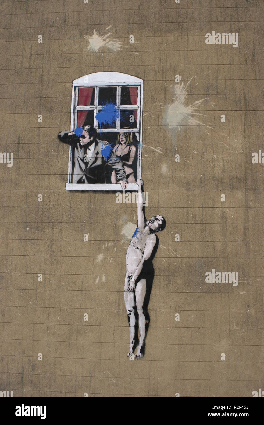 Exposición de Banksy en el Bristol Art Museum en 2009. Bancos esculturas, instalaciones, pinturas y grafiti. Banksy pintó esto fuera del Bristol Art Foto de stock