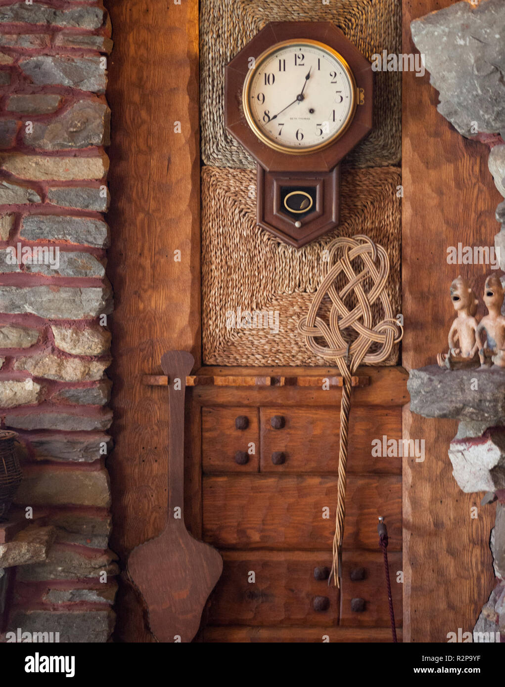 Mecanismo de reloj de pared fotografías e imágenes de alta resolución -  Alamy