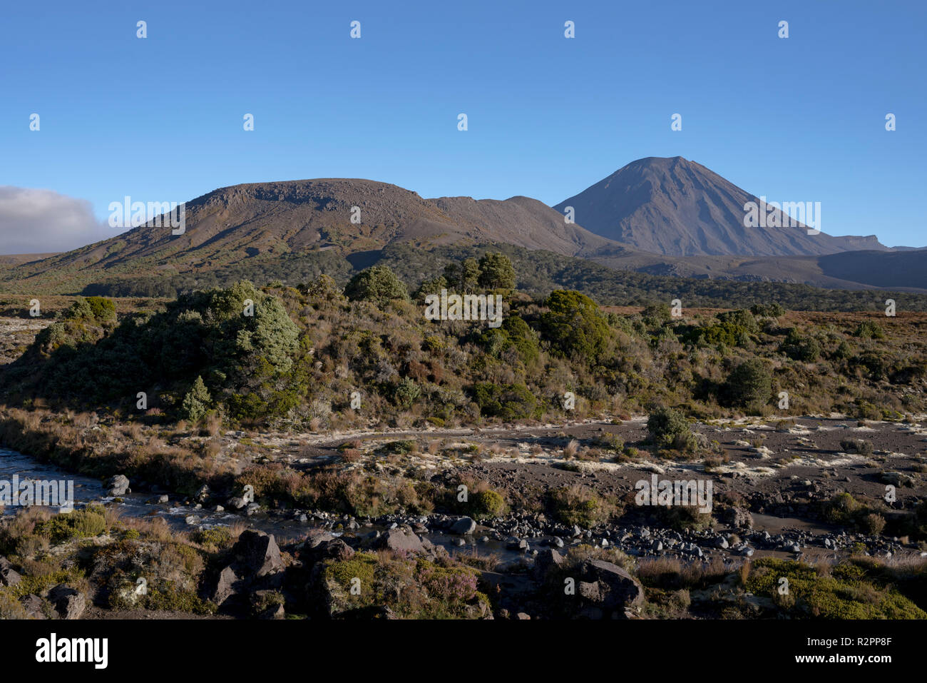 El Parque Nacional de Tongariro, en Nueva Zelanda. En el camino de vuelta hacia Whakapapa Village desde Waihohonu Hut Foto de stock