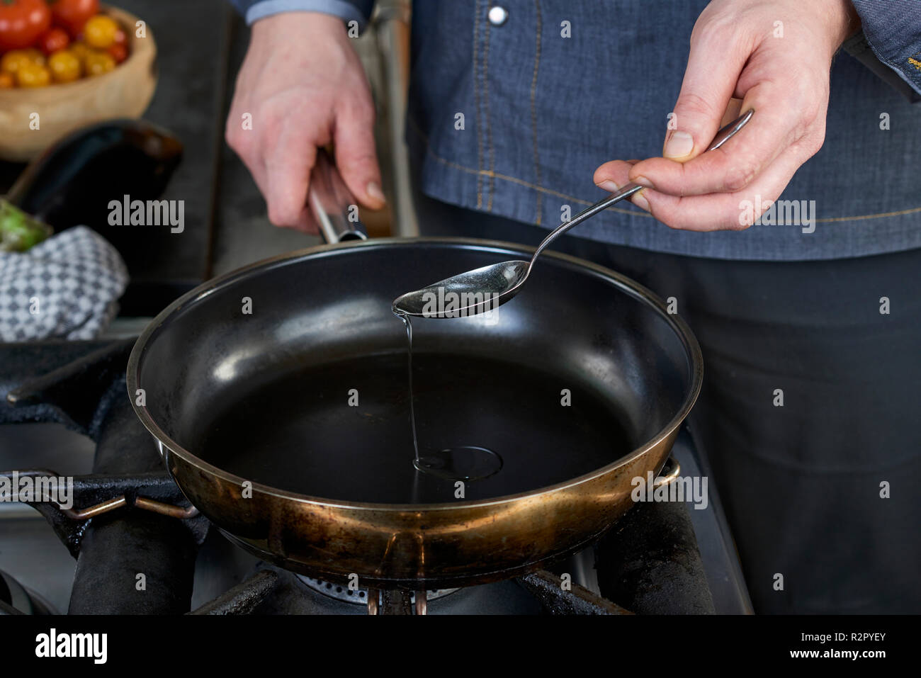 Serie de fotos, paso a paso la preparación de una pierna de cordero relleno  con hierbas y verduras provenzal utilizando un procesador de alimentos  (Thermomix y Varoma ® ®), browning en una