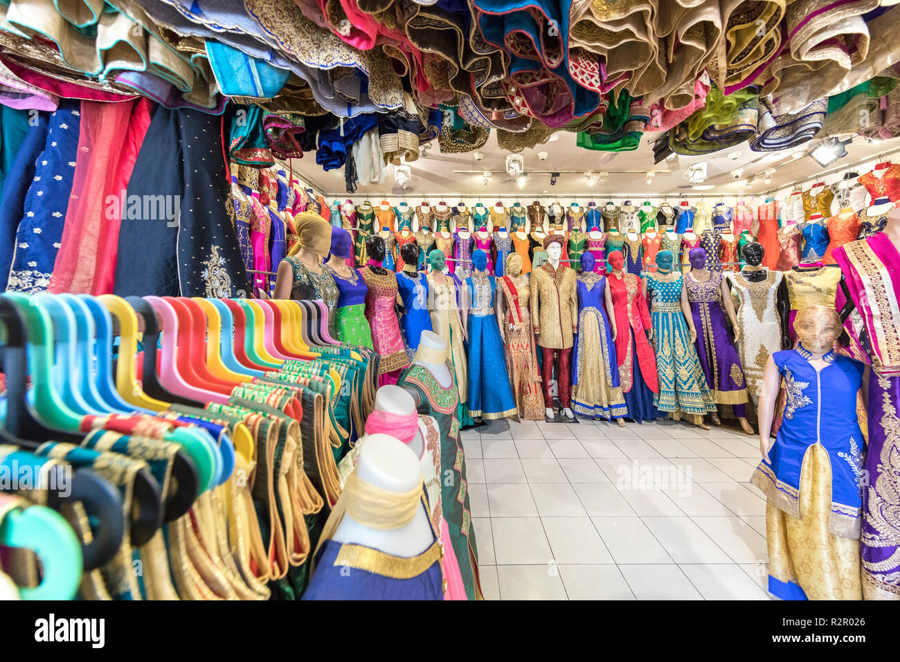 Singapur, Little India, mercado de ropa, showroom con prendas Foto de stock