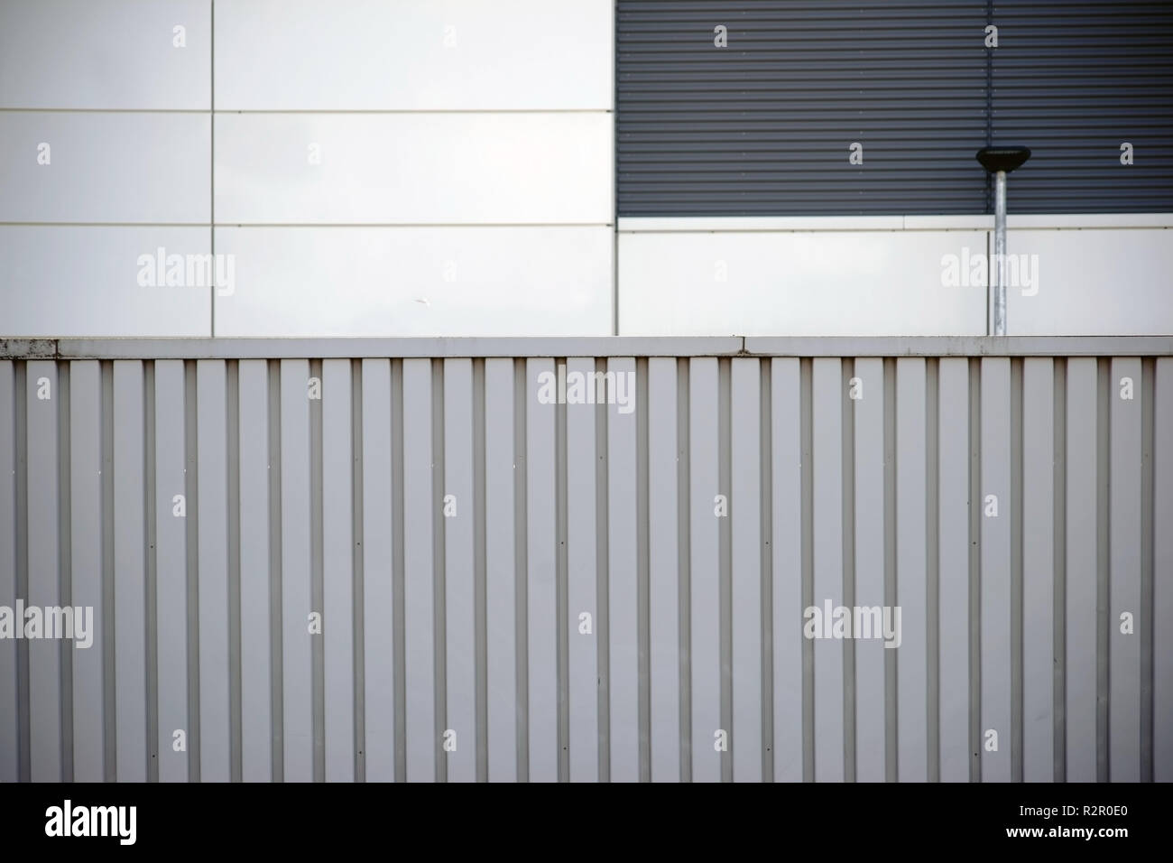 https://c8.alamy.com/compes/r2r0e0/barrera-de-insonorizacion-hechas-de-acero-corrugado-una-pared-exterior-revetted-moderno-con-paneles-de-metal-en-el-fondo-r2r0e0.jpg