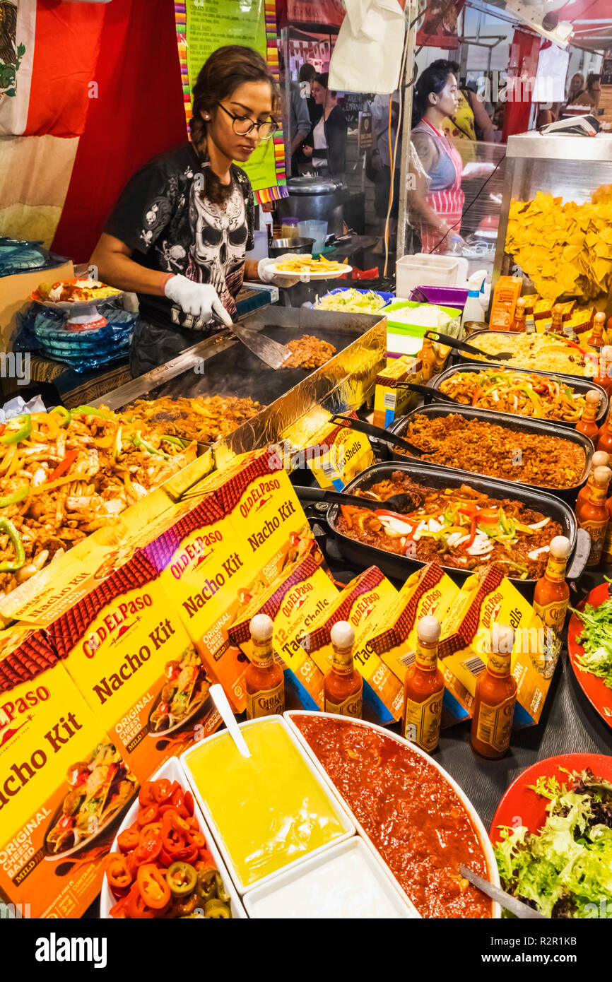 Mujer cocinando comida mexicana fotografías e imágenes de alta