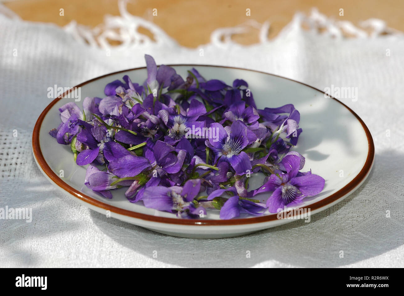Flores comestibles violetas Fotografía de stock - Alamy