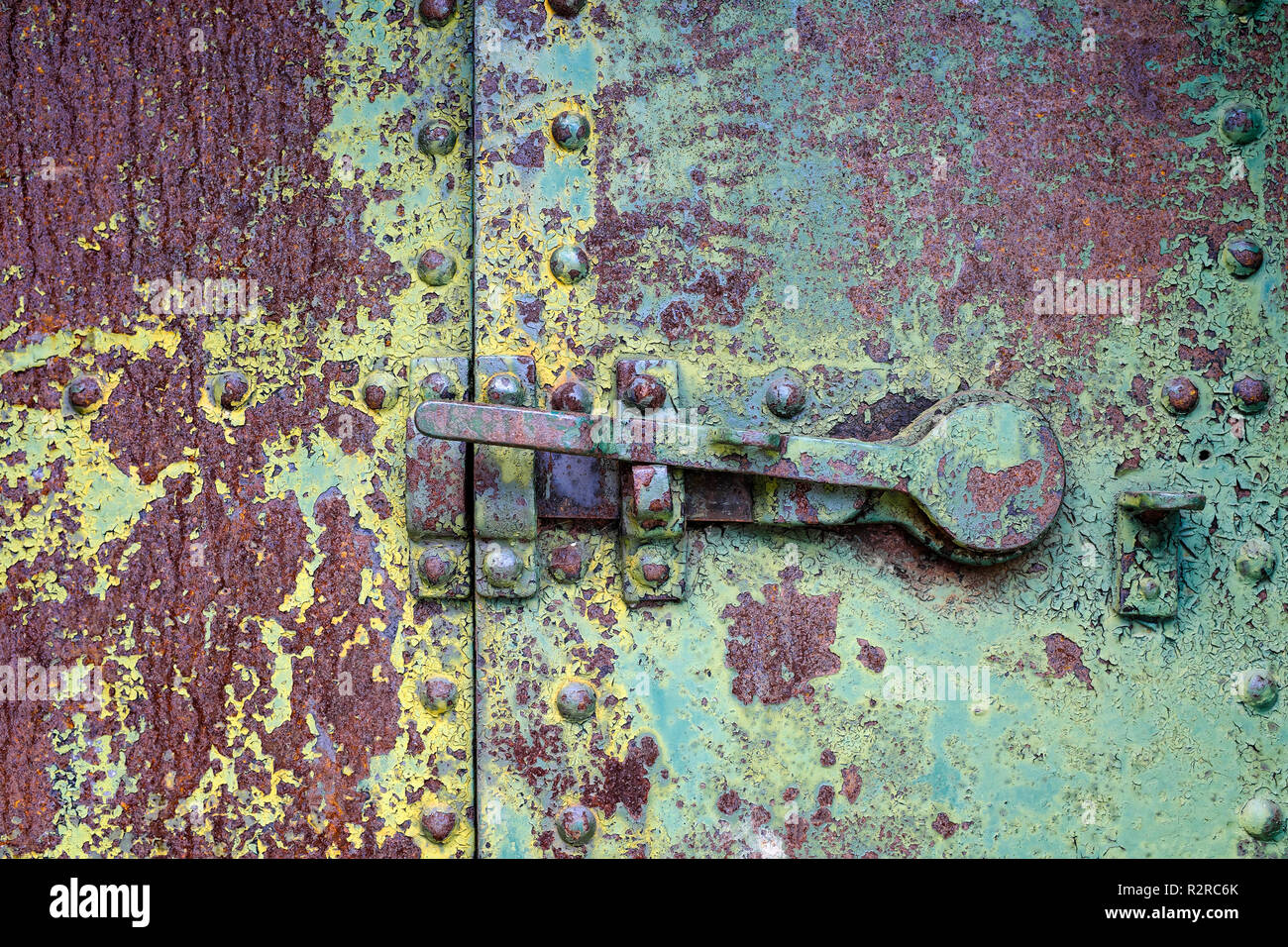 WA14656-00...WASHINGTON - La puerta con pestillo oxidado en Fort Warden Inicio Park en Port Townsend.lock Foto de stock