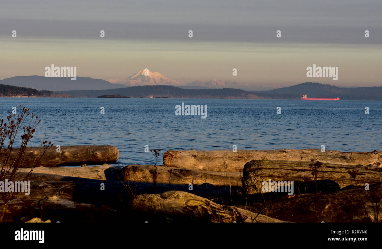 Mt. Baker, la cordillera Cascade y las islas de San Juan del estado de Washington como observada a través del Estrecho de Haro de isla View Beach en la isla de Vancouver, BC. Foto de stock