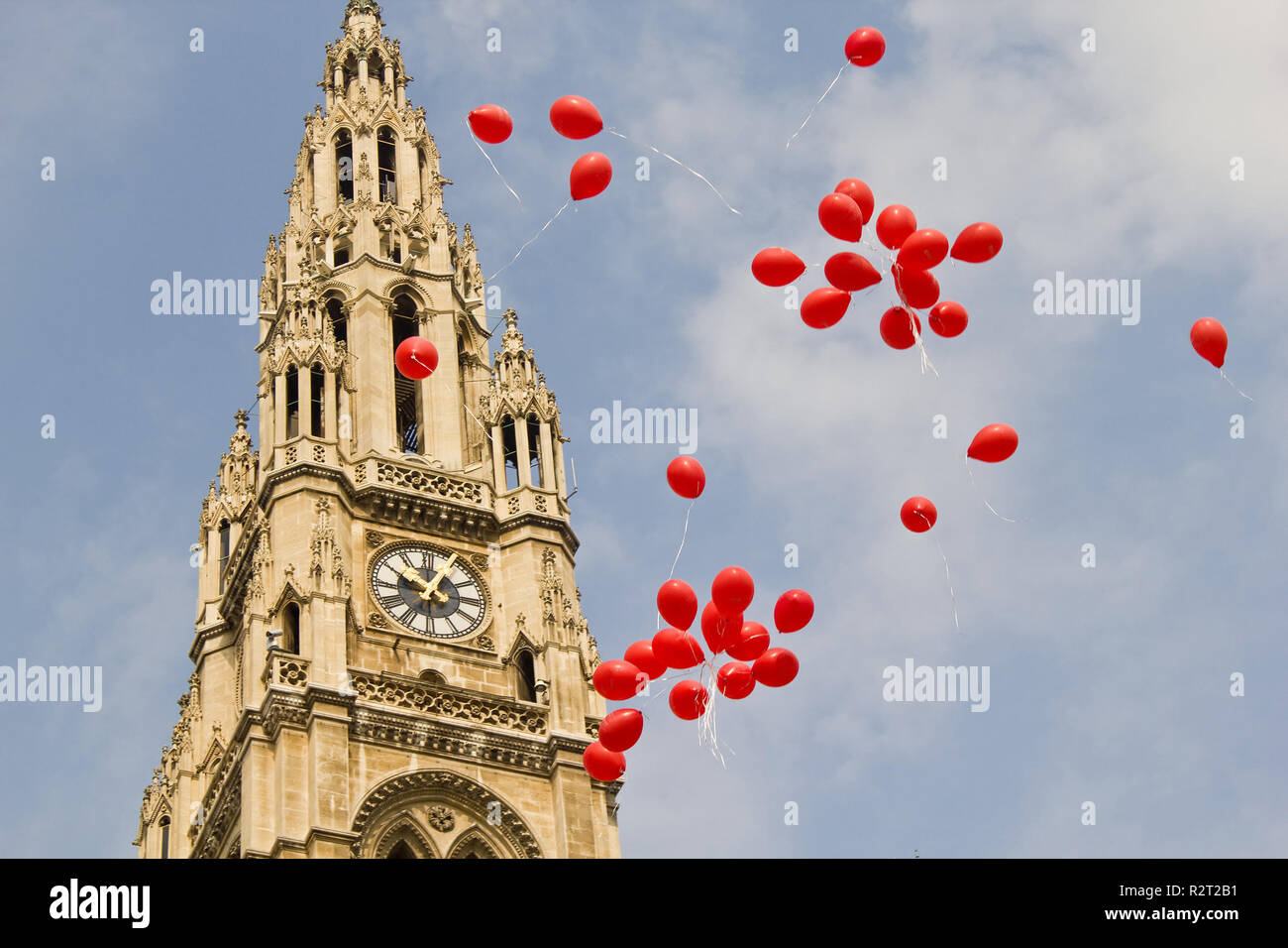 Â globos delante del ayuntamiento de Viena Foto de stock