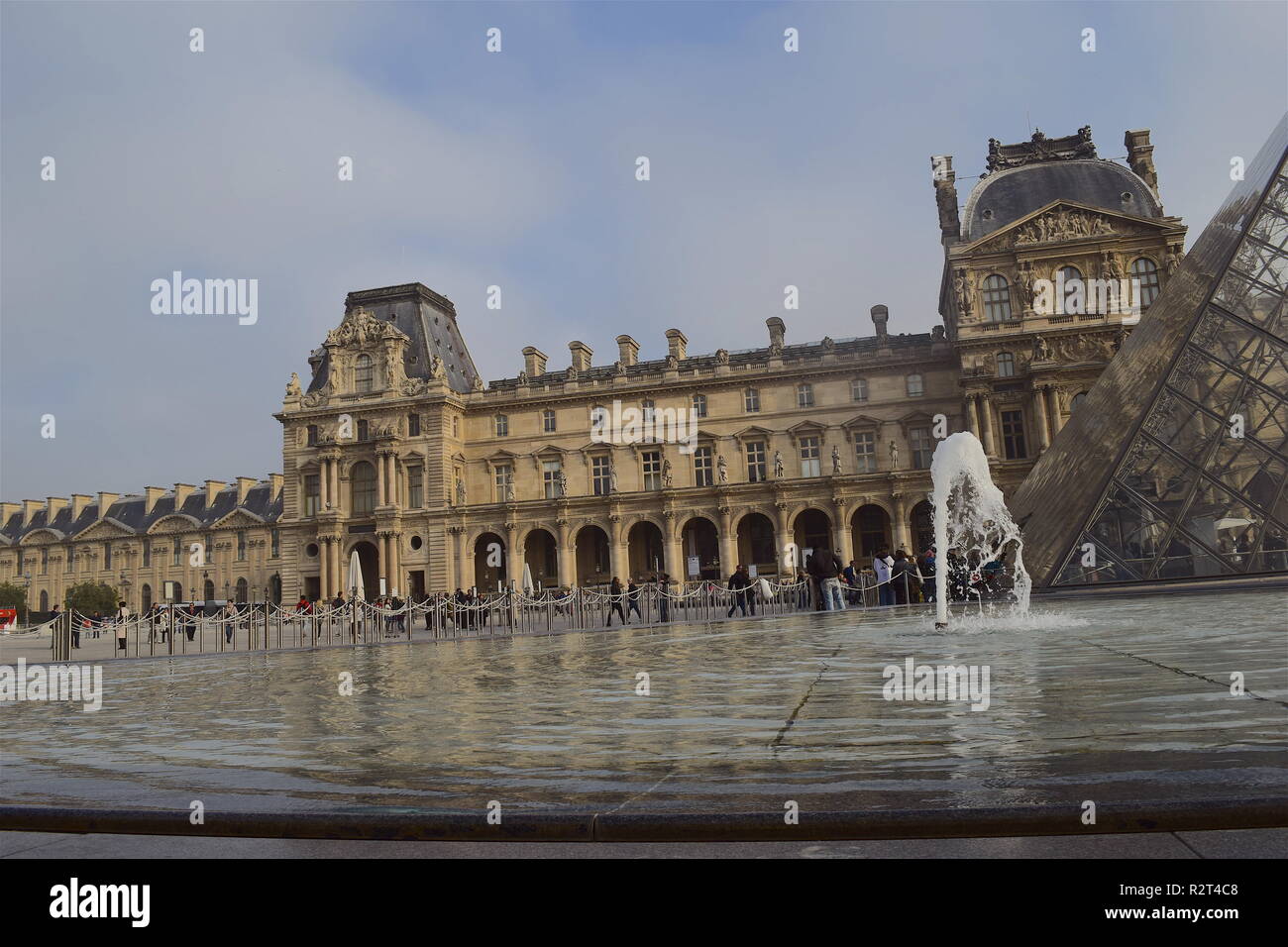 Los turistas en el Museo del Louvre Museo del Louvre en París, Francia es uno de los más grandes y famosos museos en el mundo. Foto de stock