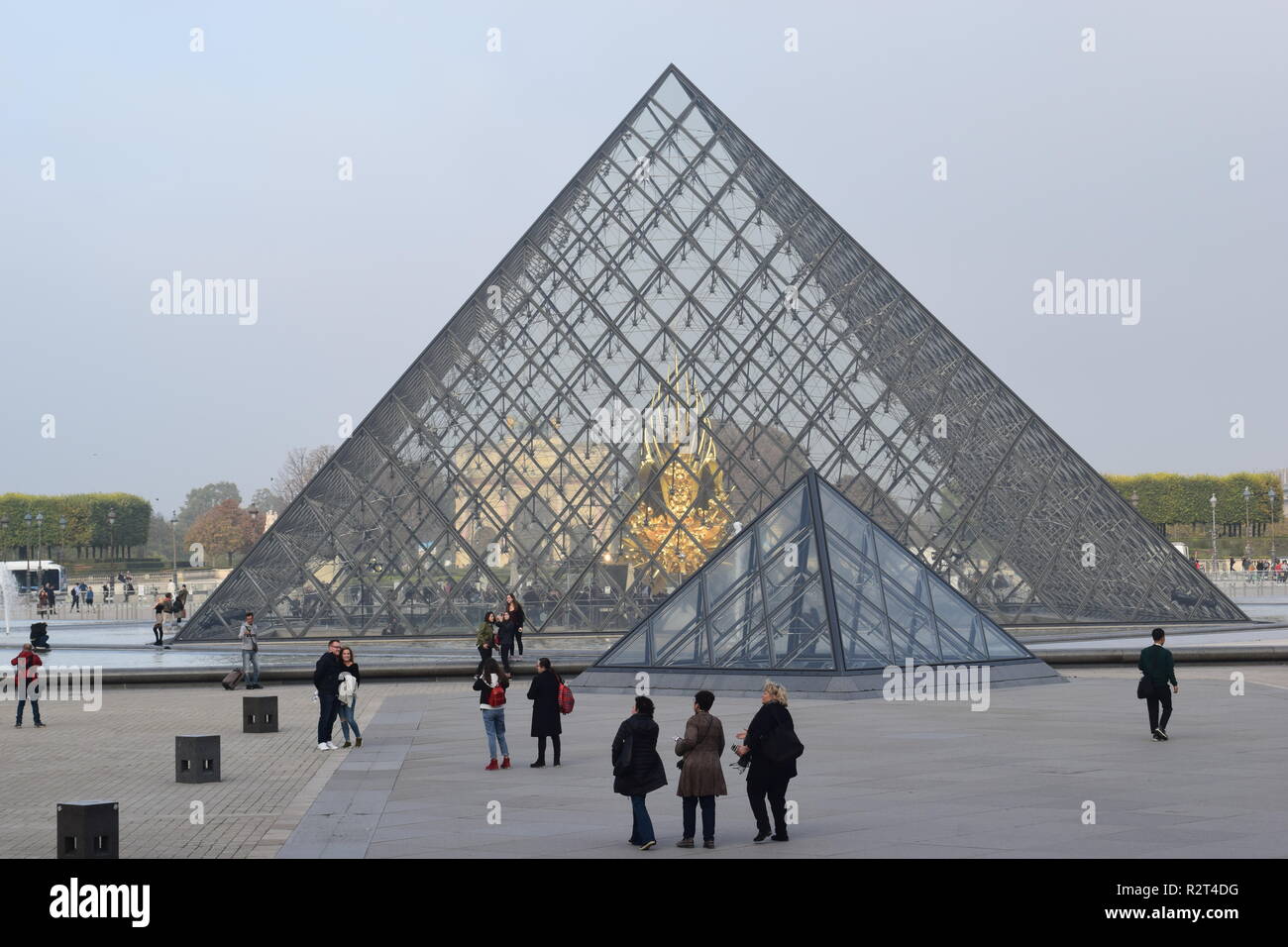 Los turistas delante de la pirámide de cristal del Louvre Museo Musée du Louvre en París, Francia, el más famoso por el Código Da Vinci. Foto de stock