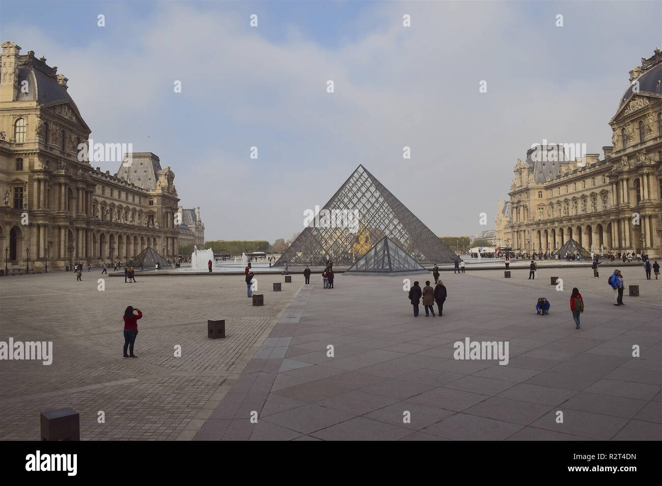 Los turistas en el Museo del Louvre Museo del Louvre en París, Francia es uno de los más grandes y famosos museos en el mundo. Foto de stock