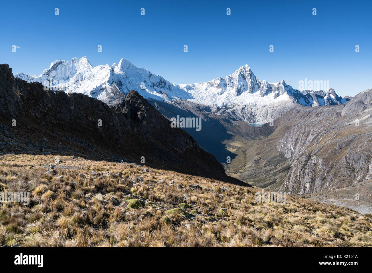 Trekking en el valle de Santa Cruz, la Cordillera Blanca, Perú Foto de stock