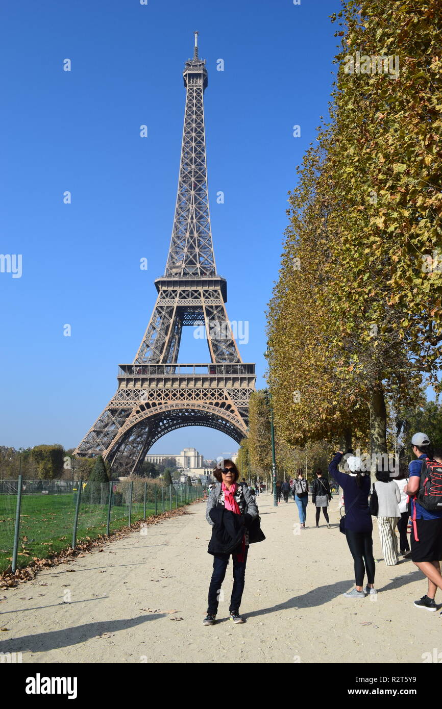Senior Citizen posar para fotos con la Torre Eiffel en el fondo Fotografía  de stock - Alamy