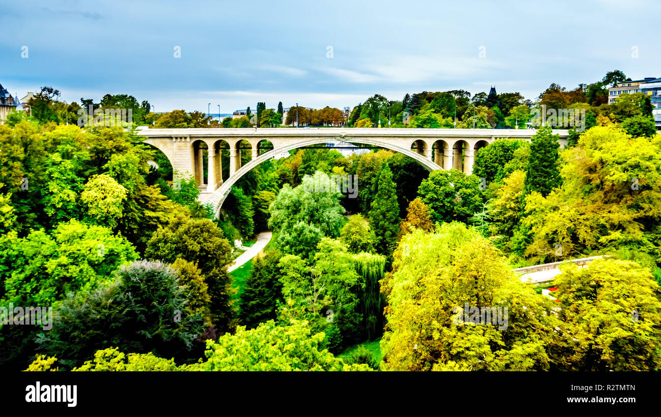 Vallé de la Pétrusse Petrusse (Estacionamiento) debajo del puente Pont Adolphe y en la ciudad de Luxumbourg en el país de Luxemburgo Foto de stock